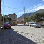 Aspasia House * Oítilon